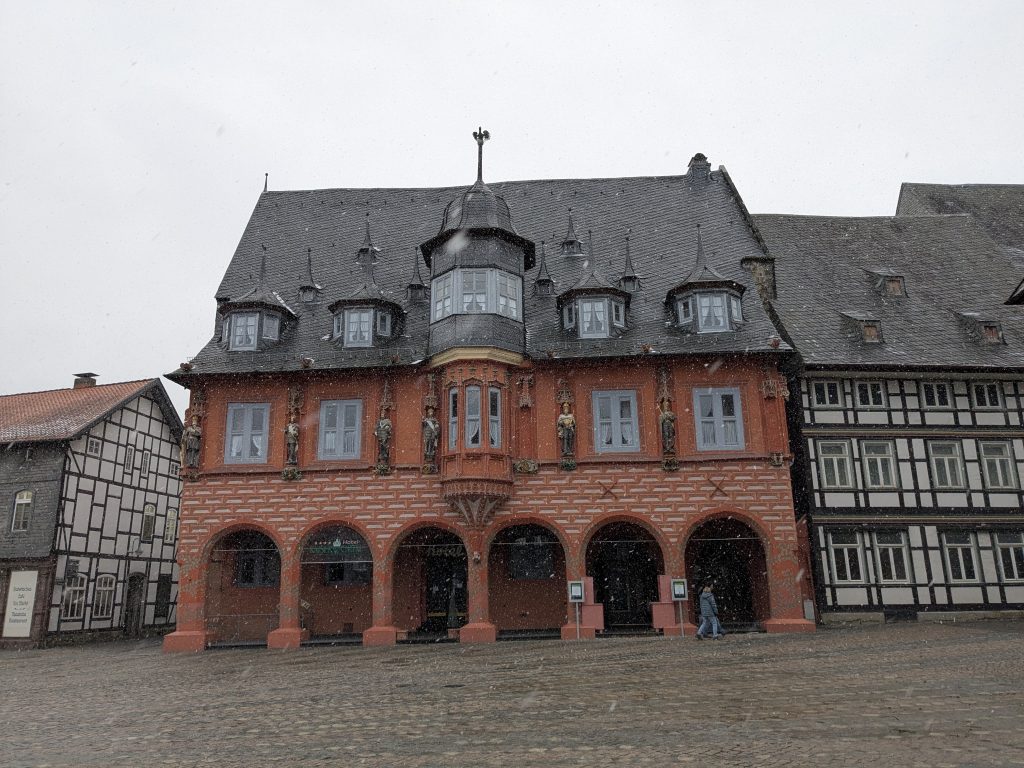 Das Haus der Tuchwebergilde mit...