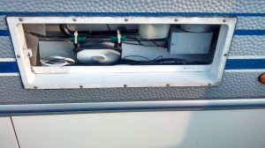 Zwischendurch bei Cyberport im Elbepark einen Gehäuselüfter gekauft, um den Kühlschrank zu belüften. Gartenschlauch dämmt und Kabelbinder halten ihn fest. Zwischendurch bei Cyberport im Elbepark einen Gehäuselüfter gekauft, um den Kühlschrank zu belüften. Gartenschlauch dämmt und Kabelbinder halten ihn fest.