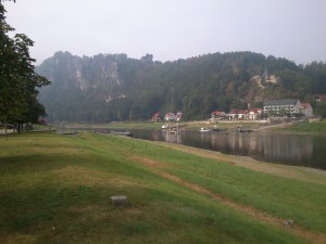 Fähre in Rathen, im Hintergrund die Bastei Fähre in Rathen, im Hintergrund die Bastei